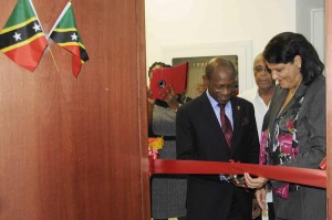 Denzil L. Douglas (I) y Mercedes López Acea cortan la cinta durante la inauguración oficial de la sede diplomática sancristobaleña en La Habana. Foto AIN.