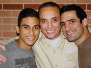 Antonio Guerrero con sus hijos Tony y Gabriel.
