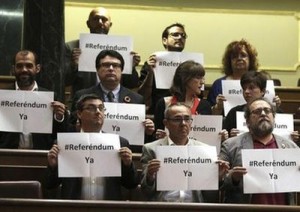 Diputados de la izquierda española exigieron un referendo sobre la monarquía.