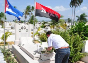 En el camposanto santiaguero Fernando rindió homenaje a los mártires de las luchas libertarias.