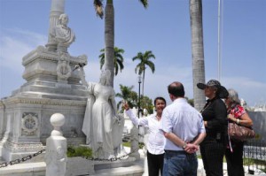 En el Cementerio Santa Ifigenia rindió homenaje a Carlos Manuel de Céspedes, el Padre de la Patria, y a Compay Segundo, emblemático trovador santiaguero.