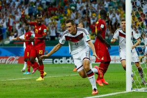 Miroslav Klose anota gol y hace record de su marca personal de goles en Mundial, igualándola a la de Ronaldo.