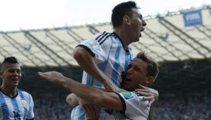 Lionel Messi apareció para darle el triunfo 1-0 a Argentina sobre Irán.