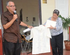 La camisa de color beis, de mangas cortas y bordados en malva, fue entregada este 5 de junio a la institución espirituana.