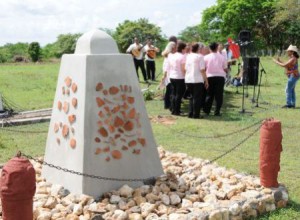 El obelisco representa el contacto y la transculturación indo-hispánica en la villa del Espíritu Santo.