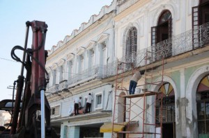 El esfuerzo de los trabajadores de la Construcción está presente en la pintura de más de 4 000 fachadas. 