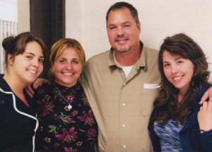 Ramón junto a su esposa Elizabeth y sus hijas Laura y Lizbeth.