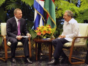 Raúl y Makei dialogaron sobre el excelente estado de las relaciones bilaterales y sus perspectivas.