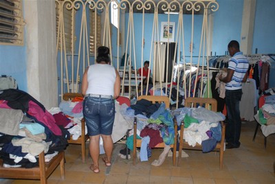 http://www.escambray.cu/wp-content/uploads/2014/06/venta-de-ropa-reciclada.jpg