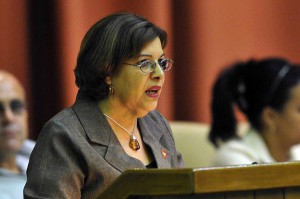 Lina Peraza, Ministra de Finanzas y Precios, durante su intervención en la sesión plenaria del Parlamento cubano. Foto AIN