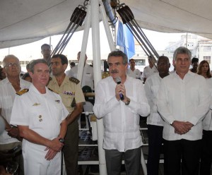 El ministro argentino de Defensa, Agustín Rossi, pronuncia unas palabras en ocasión de la visita de Diaz-Canel a la Fragata Libertad.   Foto: AIN.