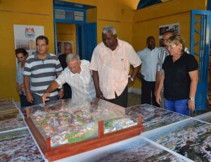 Esteban Lazo incluyó en su visita obras relacionadas con el aniversario 500 de Sancti Spíritus. Foto Gerardo Legón.