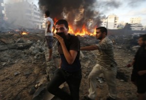 Más de mil 100 víctimas fatales cobra la agresión iniciada el pasado 8 de julio, 30 de ellos este lunes. Foto Reuters.