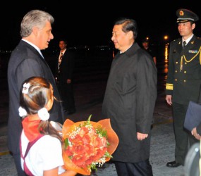 El presidente chino, Xi Jinping, fue recibido por el primer vicepresidente cubano, Miguel Díaz-Canel. Foto: Ricardo López Hevia