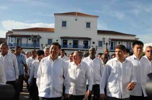 Raúl y Jinping caminaron por el histórico parque Céspedes. Foto Sierra Maestra.