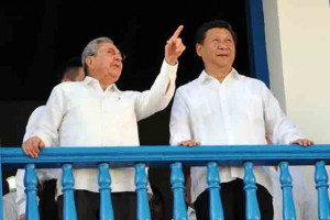 Raúl y Xi Jinping en el balcón de la Asamblea Municipal del Poder Popular. Foto Sierra Maestra.