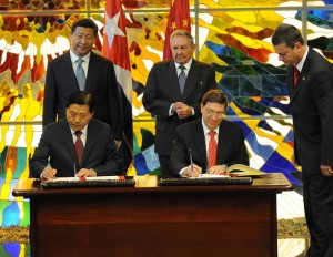 Raul y Xi Jinping asistieron a la firma de los nuevos acuerdos para la cooperación bilateral. Foto Prensa Latina.