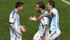 Higuaín celebra su gol con Messi y Di Maria.