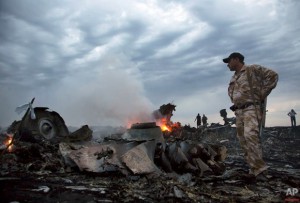 Sitio donde se estrelló el avión de pasajeros, cerca de Hrabove, Ucrania. Foto AP.