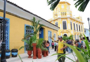 En la tarde de este martes el embajador Namibia y sus acompañantes recorrieron el Centro Histórico espirituano. 