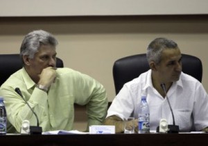 Miguel Díaz-Canel Bermúdez (izquierda) en la Comisión Educación, Cultura, Ciencia y Tecnología.