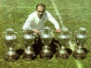 Di Stéfano es considerado uno de los mejores futbolistas de la historia.