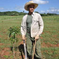 Con 23 años Georvany Reina surca su porvenir desde la tierra.