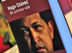 La obra relata pasajes significativos de la trayectoria del líder bolivariano hasta su ascenso como presidente de la República Bolivariana de Venezuela.