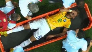 El delantero brasileño Neymar quedó fuera del Mundial de fútbol al fracturarse una vértebra en el partido ante Colombia.