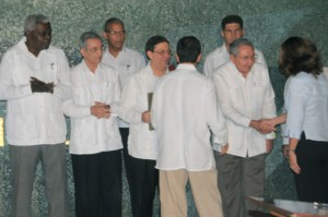 Los nuevos embajadores firmaron y sellaron un juramento de lealtad a la Patria y a su política exterior en el recinto sagrado del Memorial José Martí. FOTO: Roberto Meriño.