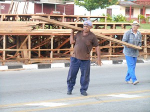 La plataforma va cogiendo forma para las festividades (foto: Aracelia del Valle)