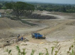 Los constructores ejecutan diversas obras en la presa Lebrije.