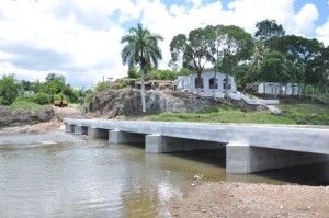 Todavía no hay paso por el puente, lo que obstaculiza las actividades del verano en esa zona de baño.