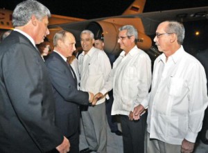 Putin fue recibido por el primer vicepresidente de Cuba, Miguel Diaz-Canel.