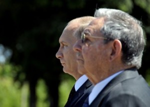 Vladimir Putin junto a  Raúl Castro durante el homenaje al soldado internacionalista soviético.