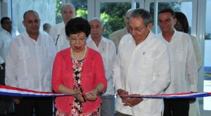 Raúl junto a la directora de la OMS, Margaret Chan. Foto: Ladyrene Pérez/ Cubadebate