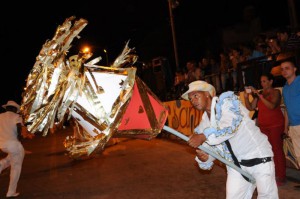 Las comparsas típicas de barrios han sobrevivido como una de las tradiciones más perdurables del Santiago Espirituano. (Foto: GARAL)