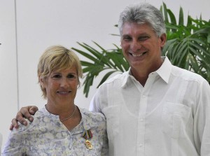 Miguel Díaz-Canel  felicita a Diana Nyad, después de recibir la Orden al Mérito Deportivo. Foto AIN.