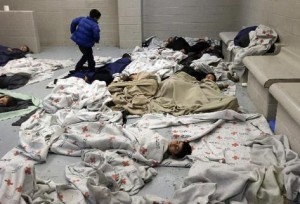 Durmiendo en el suelo, hacinados en habitaciones cerradas, miles de niños migrantes esperan en EE.UU. una definición a su futuro.