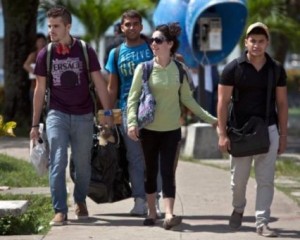 En esta foto del 11 de julio de 2014, estudiantes cubanos salen de la Universidad Central Marta Abreu, en Santa Clara. La USIAD, tratando de convertir a jóvenes cubanos en “agentes de cambio”, envió su proyecto a Santa Clara e hizo conexión con un grupo cultural que se hacía llamar “Revolución”. Foto: Franklin Reyes/ AP