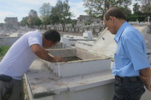 El doctor Ercilio Vento Canosa (a la derecha) durante la exhumación de los restos en la necrópolis de Colón. 