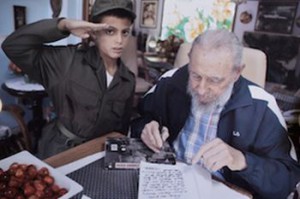 Marlon en una de las fotos tomadas con el líder cubano Fidel Castro. (foto: Enrique De La Osa/ Reuters)