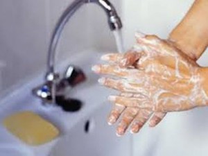 Es muy importante mantener la higiene de las manos al manipular los alimentos .