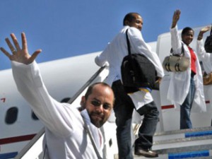  Este grupo se sumará a otros cientos de galenos de la isla que ya laboran en esta nación suramericana.