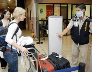 En los aeropuertos internacionales existen departamentos de control sanitario.