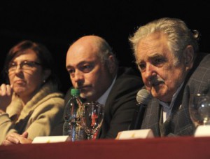 El presidente José Mujica junto a la brigada médica cubana en el Hospital oftalmológico José Martí. FOTO: Página web de la Presidencia.