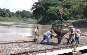 Ejecutores e inversionistas dan fe de la garantía de los trabajos efectuados durante la construcción del viaducto.