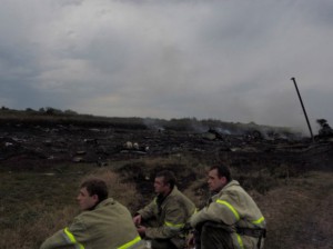 Torez. 17 de julio. Bomberos en el lugar de la caída. Al fondo, restos del avión y cuerpos de los pasajeros del vuelo de Malaysian Airlines. Foto: Jerome Sessini.