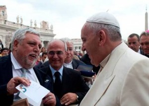 La iniciativa busca la sensibilización del Pontífice y del Vaticano con la historia de estos hombres.