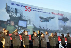 Presiencia del Acto Político y Ceremonia Militar, en ocasión del Aniversario 55 de la fundación de la Brigada de Aviación de la Guardia Playa Girón. Foto AIN.